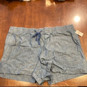 Gap Women’s Pull on Shorts in Chambray. Size 2Xl